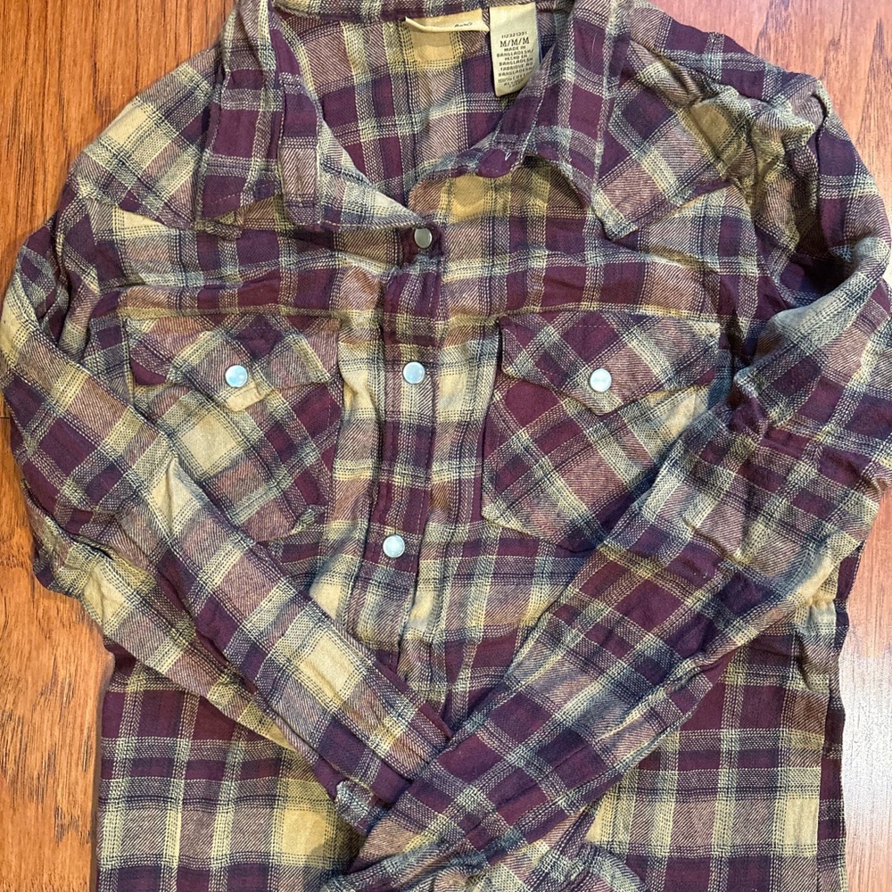 Wrangler- Plaid Button-Up Shirt in Burgundy and Cream